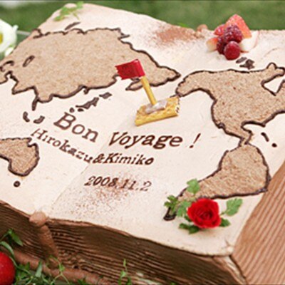 旅行が好きなふたりなら、世界地図がモチーフのケーキもステキ。気軽に希望を伝えて