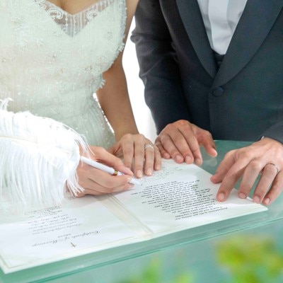 挙式では結婚誓約書へのサインも。きっと緊張と喜びが入り交じる瞬間になりそう