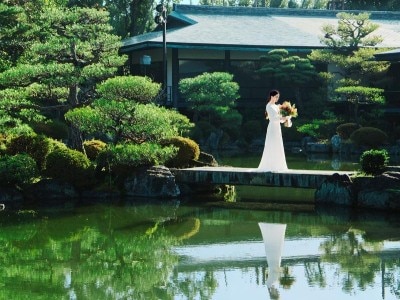 神苑の緑には、ウェディングドレスや白無垢の白が映える