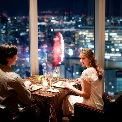 地上150mからの夜景を眺めがら、贅沢にゆっくりと美食が味わえる<br>【披露宴】レストラン