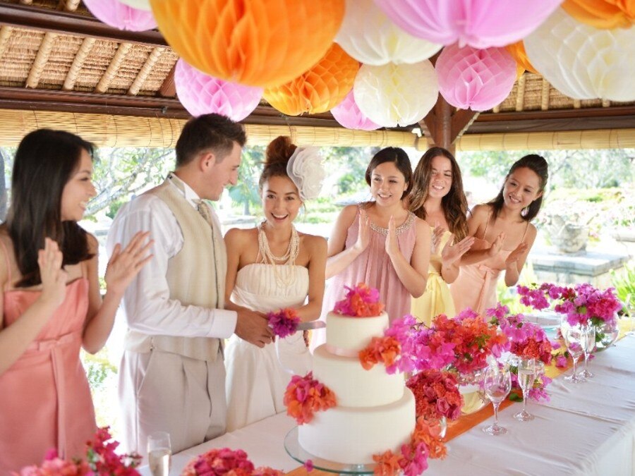 バリ島　南国の太陽と花々をイメージした明るいデコレーションのパーティー