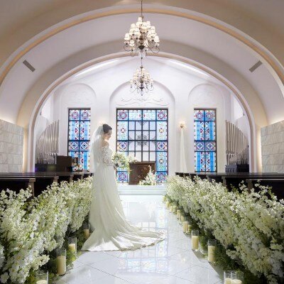 <br>【挙式】白基調×ステンドグラス／自然光に照らされ、花嫁がより美しく映えるチャペル／最大100名