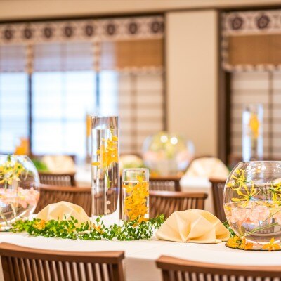 優雅なアーチ型天井や窓の御簾に、神紋である梅の花が咲きあふれる会場「いすす」<br>【披露宴】いすす
