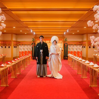 博多の総鎮守である櫛田神社の御分霊を祀る館内神殿で、両家の絆を結ぶ結婚式を