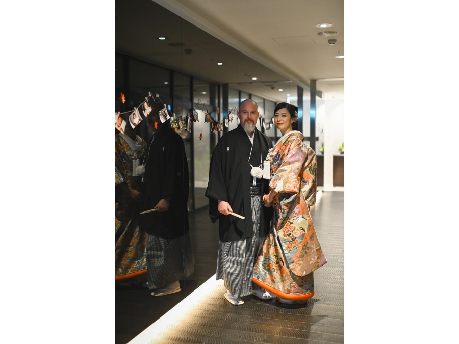 パーティ会場へ向かう回廊では新郎新婦の写真を飾り、ゲストをお出迎えしました！