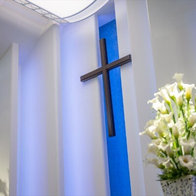 祭壇では、ブルーのライトが神秘的に彩る十字架に見守られて、変わらない愛を誓って<br>【挙式】チャペル（着席～80名）チャペル・キャンドル・人前式