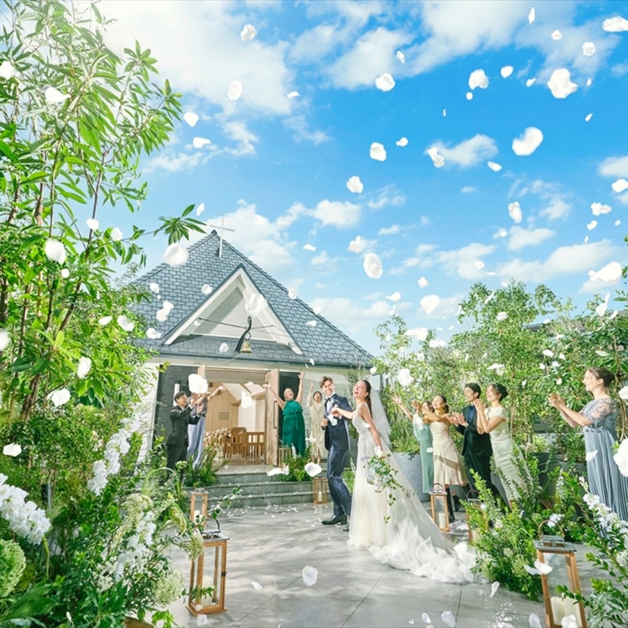 ホテルの屋上ガーデンは開放感たっぷり。青空の下、挙式後はフラワーシャワーの祝福を