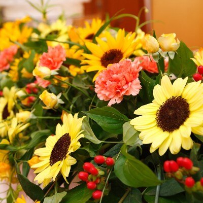 ふたりの好きな花や色を相談して、季節の花を盛り込んだメインテーブル装花に