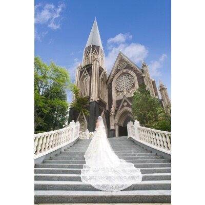 大聖堂前の大階段はドレス映え抜群のスポット。青空の下で撮影やアフターセレモニーを