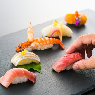 旬の食材を取りそろえた美味しいお寿司、目の前でお寿司を握る寿司バー演も人気です♪