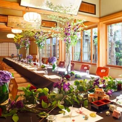 大きな窓の向こうに庭園を望む明るい和室で伝統の味と会話を楽しむパーティを