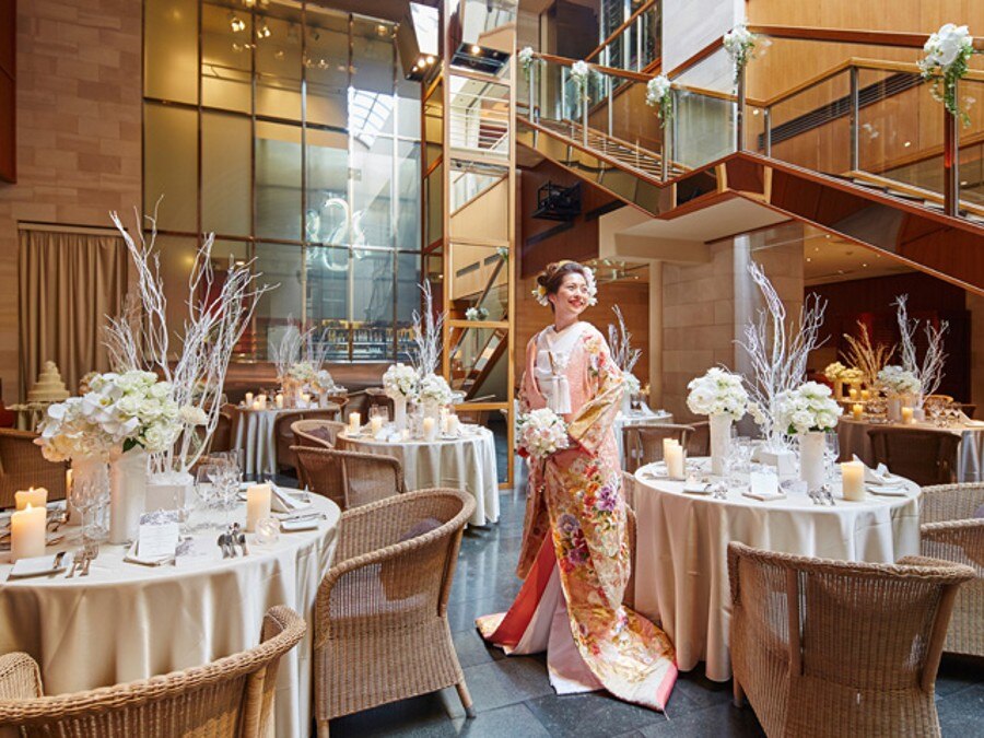 高さ10mの大階段があるレストランや江戸前天ぷらの老舗など多彩な披露宴会場と提携