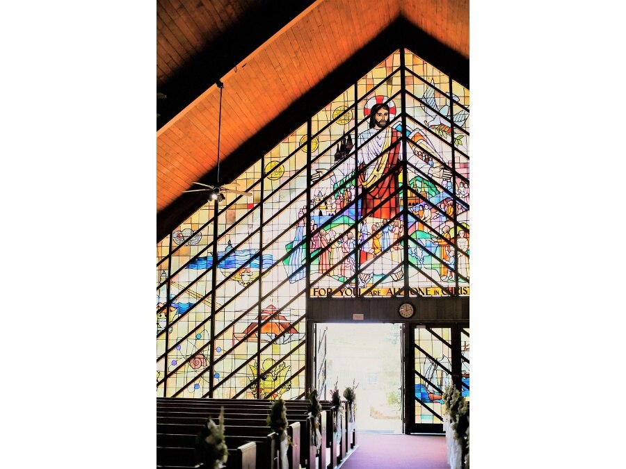 壁一面のステンドグラスが印象的な美しい教会。