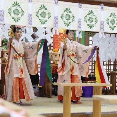 太鼓や箏の音色の中、舞姫が舞う「浦安の舞」

