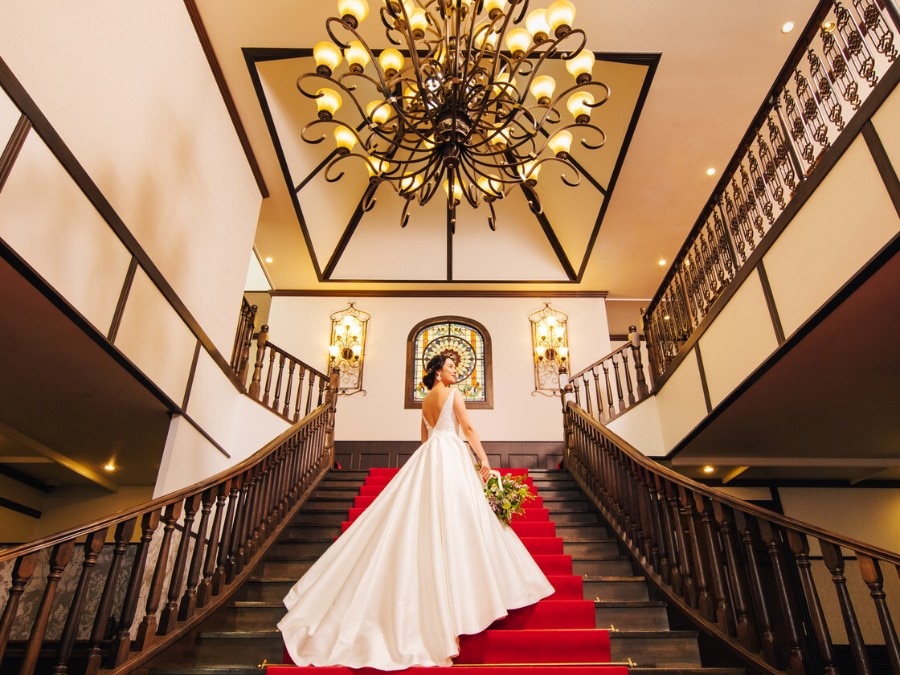 クラシックの大階段でドレスが映える写真を。
