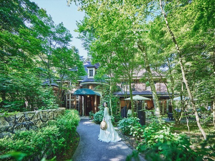 旧軽井沢の一等地に木々に囲まれて佇む隠れ家で、プライベートかつあたたかな結婚式を