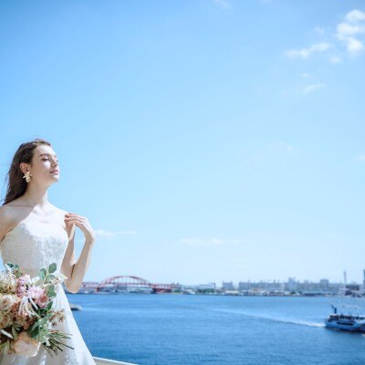 神戸の街並みや行き交う客船など水平線を見晴らせるロケーション<br>【披露宴】全会場プライベートテラス付き。神戸の海、空、街がが見渡せる