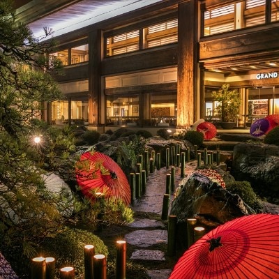 夜にはライトアップされ、昼とは異なった表情に。和傘の赤が目を引く、風情ある庭園