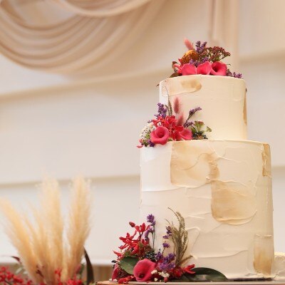 シンプルな2段ケーキも、トレンドのお花やパンパスグラグを飾り付けてオシャレに！