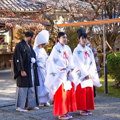 神殿までの道のりは、神様の聖なる神域。石畳の参道を神職と巫女に導かれて本殿へ<br>【挙式】日本古来の衣装に身を包み臨む神社挙式