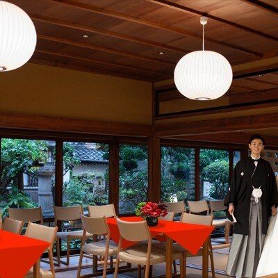 レストラン「LE UN」が会場に。庭園を眺めながら伊賀の美味を楽しんでもらえる<br>【披露宴】和の様式美と、洋のモダンさを掛け合わせた空間（着席～30名）