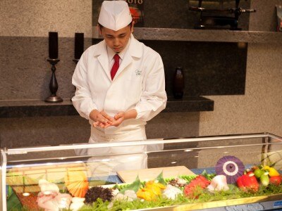 目の前で職人が好きなネタを握ってくれる寿司バーは幅広い年代のゲストから好評♪	