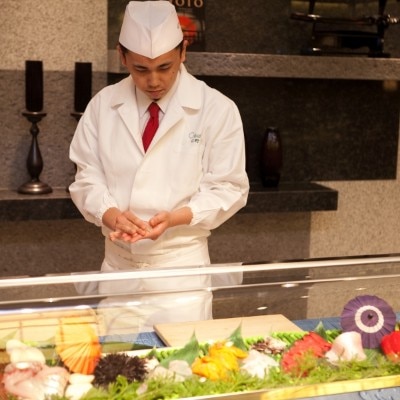 目の前で職人が好きなネタを握ってくれる寿司バーは幅広い年代のゲストから好評♪	