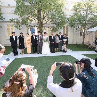 2部制結婚式：1部はご親族様のみで　ガーデンでの写真タイム<br>【披露宴】結婚式実例:2部制結婚式
