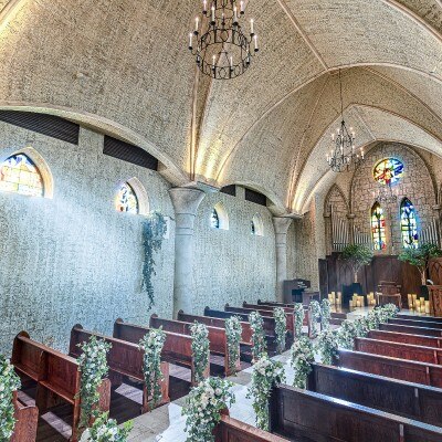 重厚な石造りのデザインでありながらモダンなステンドグラスが印象的<br>【挙式】石造りの大聖堂【St.メルヴェイユ教会】