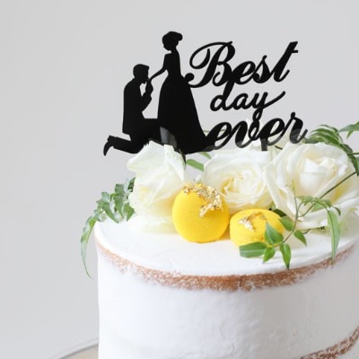 ロマンチックなケーキトッパーにマカロンのアクセントのウェディングケーキ