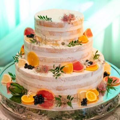 人気のネイキッドケーキでケーキ入刀も♡<br>【料理・ケーキ】ウエディングケーキ・デザートビュッフェ