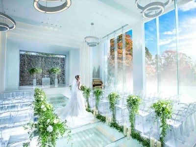 純白の空間に自然光がたっぷり差し込む開放的なチャペルが、花嫁をいっそう輝かせる