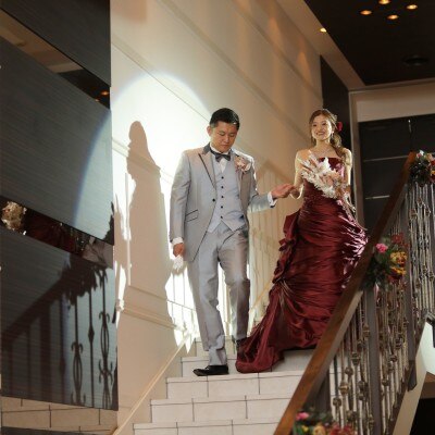 階段の中央から新郎様がエスコートをしながら♪花嫁の憧れのシーンです。