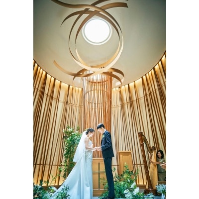 <br>【挙式】結婚式の為だけに建築された“本物の迎賓館”。光と緑に包まれた木のチャペル（着席：～120名迄）