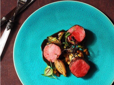 メインデッシュの焼き方の好みまでシェフと相談することができる。