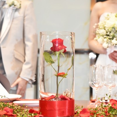披露宴でのメインテーブルに飾られたロマンティックな一輪のバラ