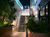 大階段やテラス、オープンキッチンなど、動きのあるパーティを演出する華やかな空間
