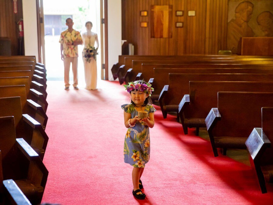 ハワイの歴史と自然の温かみ溢れる教会。リングガールやブライズメイドの入場もOK!
