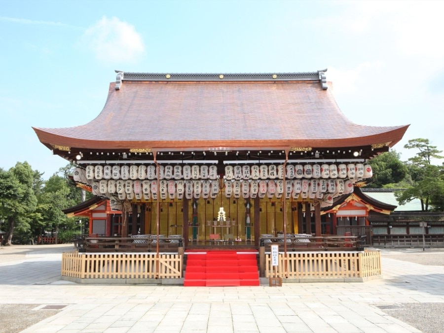 挙式 舞殿 は南楼門から見て正面に立つ神聖な舞台のフォト 写真6枚 八坂神社 常磐新殿 マイナビウエディング
