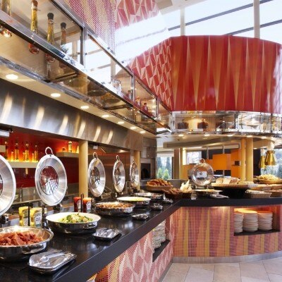 レストラン『グランカフェ』では目の前で調理する料理の数々が。デザートも豊富♪<br>【付帯設備】ホテル内には多彩な設備が充実