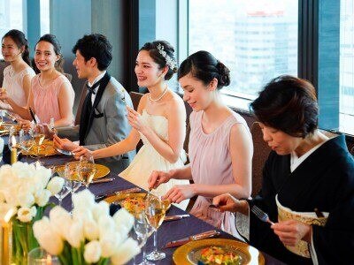 新郎新婦もゲストと同じテーブルに着席して食事をすれば、両家の絆が深まるパーティに
