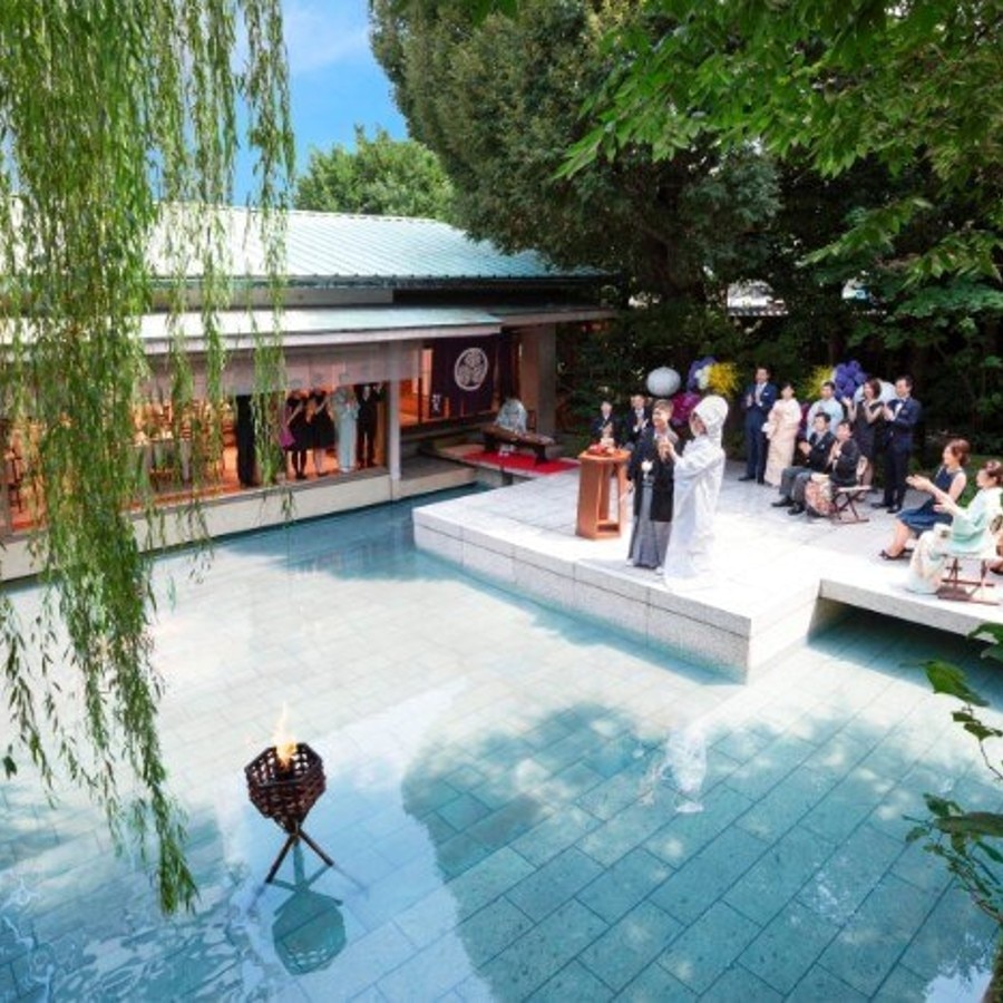 石舞台が浮かぶ水庭は河文の象徴的な場所。日本庭園を背景に、厳粛な誓いの儀式を