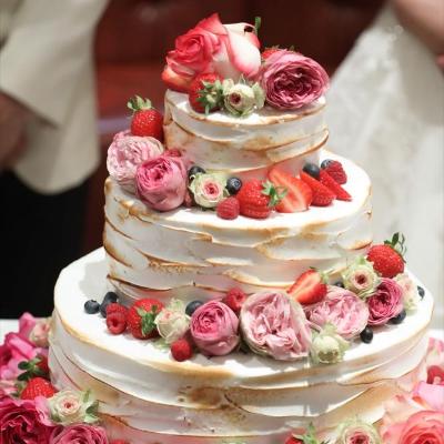 ローズをあしらったウエディングケーキ。結婚式に華を添えてくれるデザインです♬<br>【料理・ケーキ】ウエディングケーキもオリジナルデザインで♪