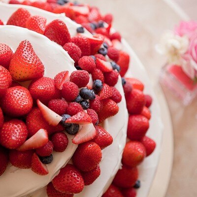 旬のフルーツいっぱいのキュートなケーキに、女性ゲストからも歓声があがる<br>【料理・ケーキ】【料理・ケーキ】オリジナルデザインも可能、世界に一つだけのオリジナルケーキ♪