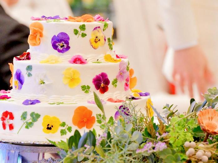 お花いっぱいのウエディングケーキ フラワーケーキのデザインアイデア マイナビウエディング プレミアムクラブ