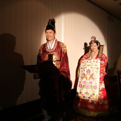 お色直しでは、
昔、宮廷の女性たちが花嫁衣裳としてお召しになっていた「ファロック」という伝統的で格式が高い衣裳や「タンウィ」という王妃の服装をお披露目