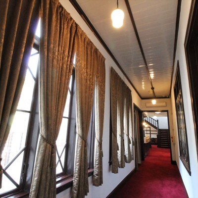 赤い絨毯を敷き詰めた廊下さえも、歴史に磨かれた独特の雰囲気と重厚感を感じられる<br>【付帯設備】付帯設備