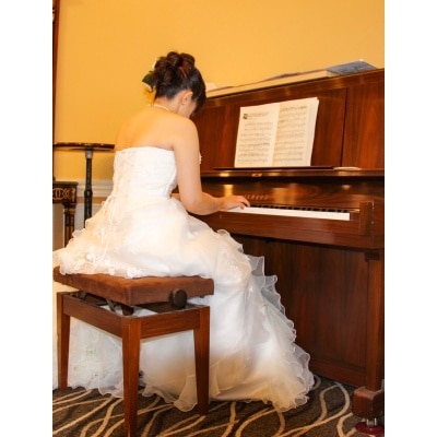 新婦様によるピアノの演奏