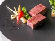 トスカーナの伝統料理に日本の食文化や食材を融合した逸品を、ゲストに振る舞って