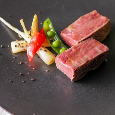 トスカーナの伝統料理に日本の食文化や食材を融合した逸品を、ゲストに振る舞って